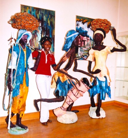 Rhode Makoumbou › Sculpture : «L'artiste et trois de ses oeuvres» (2005)