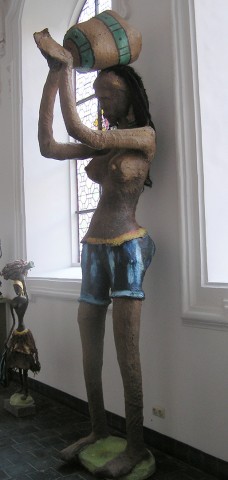 Rhode Makoumbou › Sculpture : «L'eau arrive au village» (2009) • ID › 225