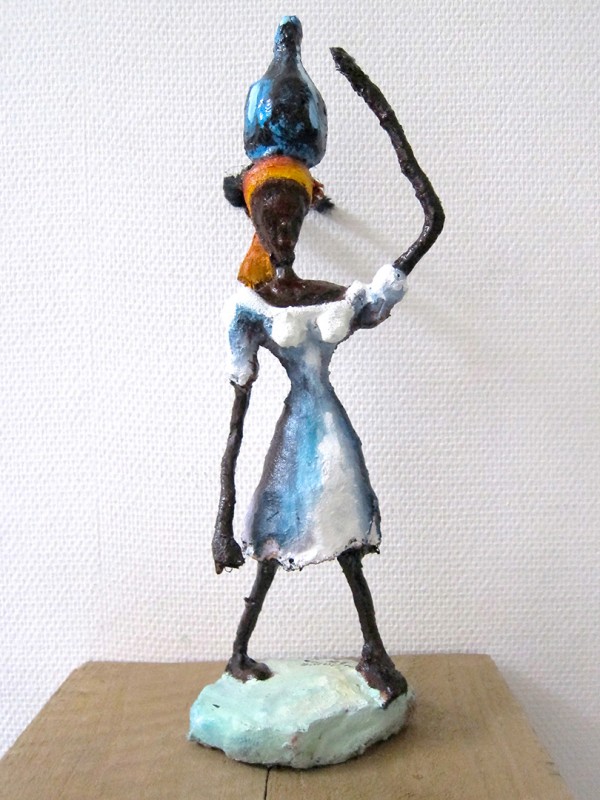 Rhode Makoumbou › Beeldhouwwerk: «L'eau pour le repas» (2011)