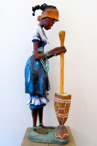 Rhode Makoumbou › Sculpture : «La pileuse du Pool» • ID › 288