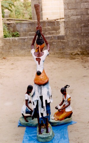 Rhode Makoumbou › Sculpture : «La pileuse et ses enfants (de derrière)» (2003)