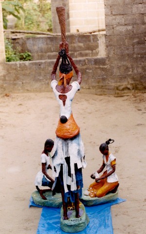 Rhode Makoumbou › Sculpture : «La pileuse et ses enfants (de derrière)» • ID › 13