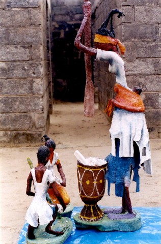 Rhode Makoumbou › Beeldhouwwerk: «La pileuse et ses enfants (de profil)» • ID › 9