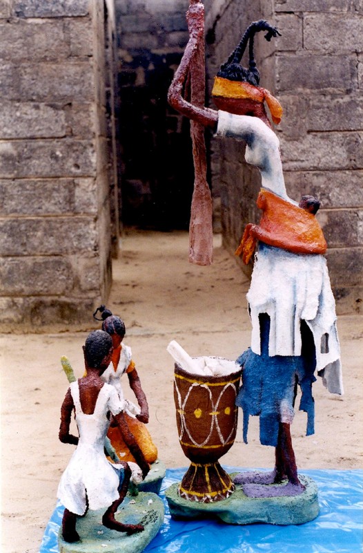 Rhode Makoumbou › Sculpture : «La pileuse et ses enfants (de profil)» (2003)