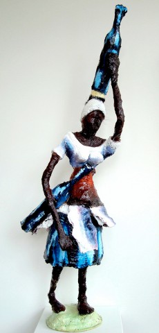 Rhode Makoumbou › Sculpture : «La porteuse d’eau (2)» • ID › 113