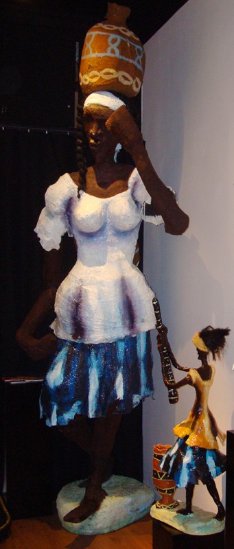 Rhode Makoumbou › Sculpture : «La porteuse d'eau» (2005)