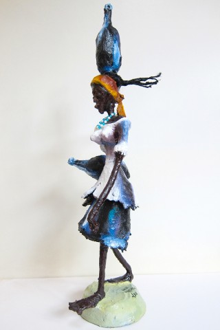 Rhode Makoumbou › Sculpture : «La porteuse d'eau» (2011)