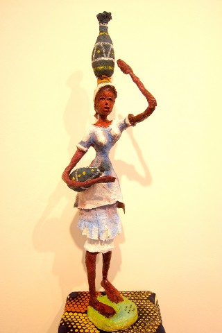 Rhode Makoumbou › Sculpture : «La porteuse d'eau» (2013) • ID › 379
