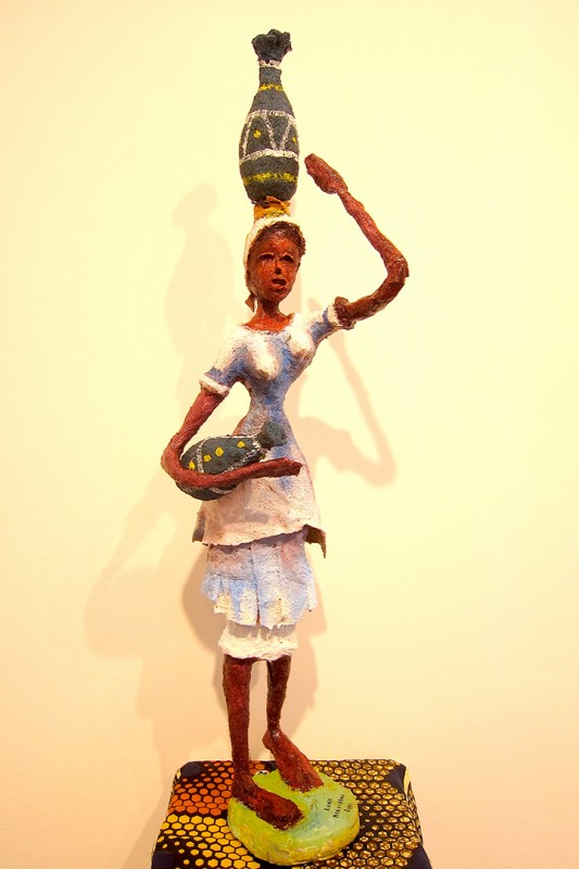 Rhode Makoumbou › Beeldhouwwerk: «La porteuse d'eau» (2013)