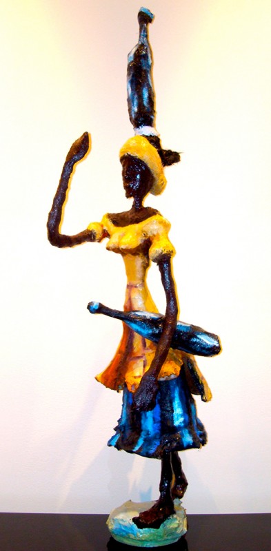 Rhode Makoumbou › Sculpture : «La porteuse d'eau (3)» (2008)
