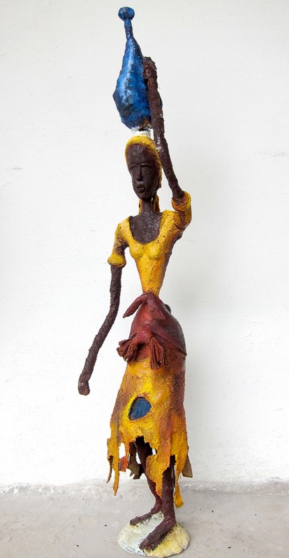 Rhode Makoumbou › Beeldhouwwerk: «La porteuse d'eau (4)» (2008)