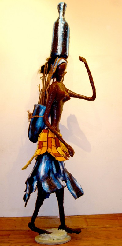Rhode Makoumbou › Sculpture : «La porteuse d'eau et de bois» (2007)