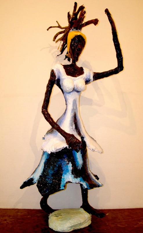 Rhode Makoumbou › Beeldhouwwerk: «La porteuse de bois (1)» (2008)