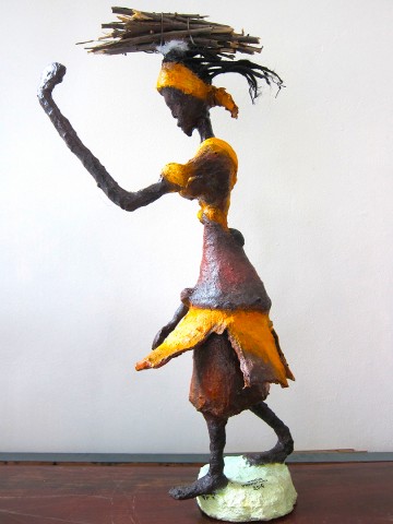 Rhode Makoumbou › Beeldhouwwerk: «La porteuse de bois» (2010) • ID › 253