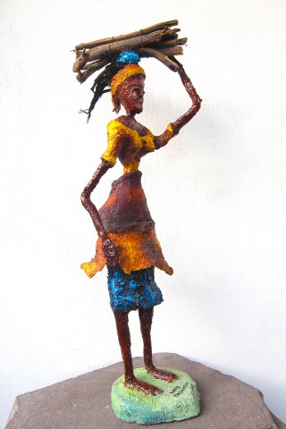 Rhode Makoumbou › Beeldhouwwerk: «La porteuse de bois» • ID › 351