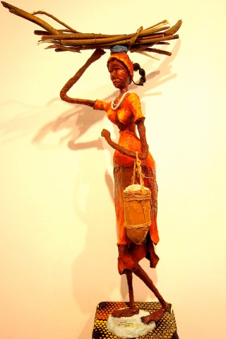 Rhode Makoumbou › Sculpture : «La porteuse de bois» (2013)
