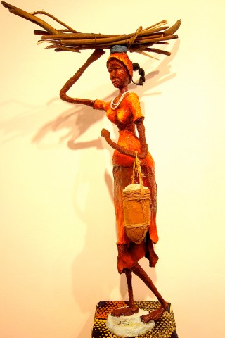 Rhode Makoumbou › Beeldhouwwerk: «La porteuse de bois» (2013) • ID › 358