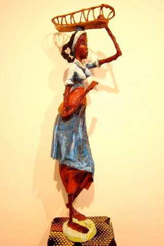 Rhode Makoumbou › Beeldhouwwerk: «La porteuse de moutête» (2013)