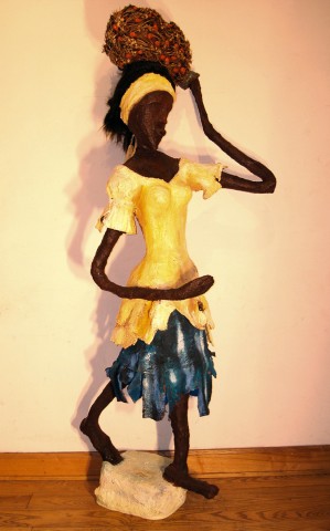 Rhode Makoumbou › Sculpture : «La porteuse de régime de noix de palme» • ID › 59