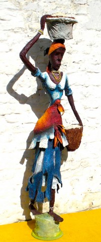 Rhode Makoumbou › Beeldhouwwerk: «La porteuse de riz» (2005)