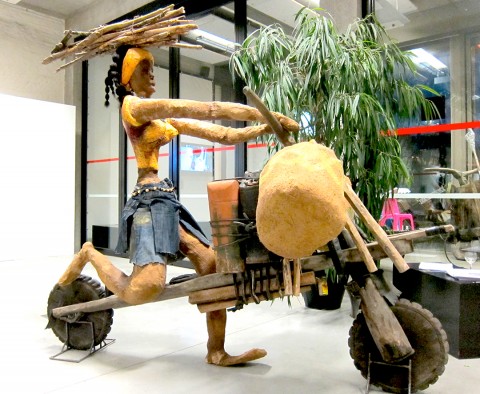 Rhode Makoumbou › Sculpture : «La tchukudienne de Brazzaville» (2010)