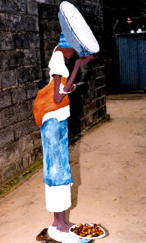 Rhode Makoumbou › Sculpture : «La vendeuse du marché» (2003) • ID › 18