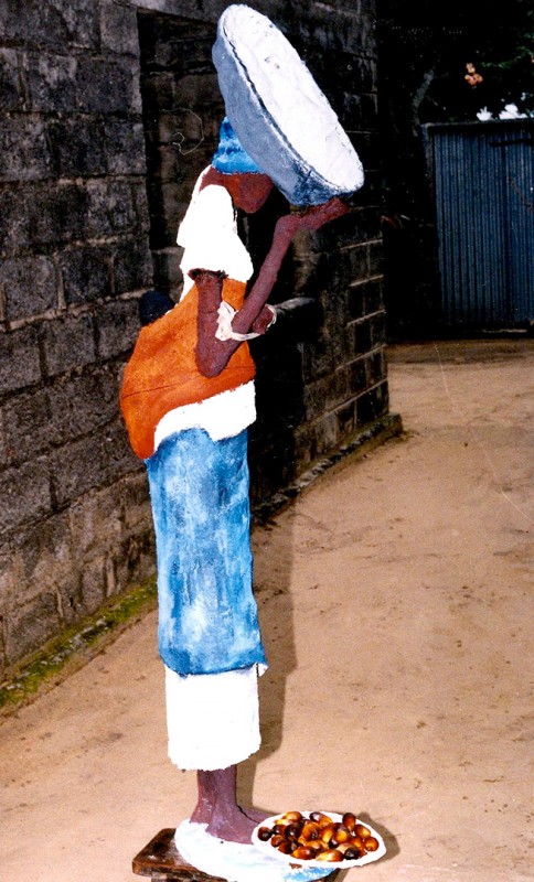 Rhode Makoumbou › Beeldhouwwerk: «La vendeuse du marché» (2003)