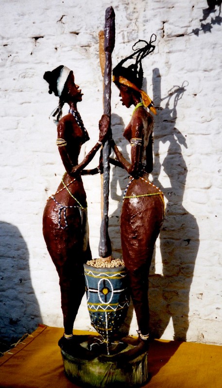 Rhode Makoumbou › Sculpture : «Les pileuses au lambeau» (2006)