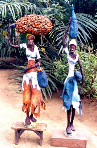 Rhode Makoumbou › Beeldhouwwerk: «Retour de la forêt» • ID › 10