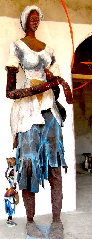 Rhode Makoumbou › Beeldhouwwerk: «Vendeuse à Mansimou» (2010)