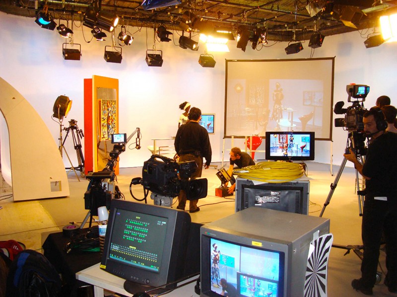 Sur le plateau de Canal France International : «La technique se met en place pour l'interview de Rhode Makoumbou.»