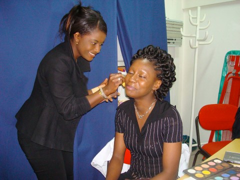 Sur le plateau de Canal France International : «Maquillage de Rhode Makoumbou dans le Studio Video Corp de Canal France International.»