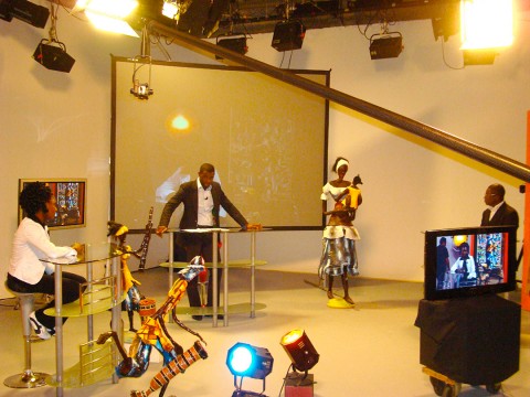 In de studio van Canal France International: «Rhode Makoumbou dans le feu des questions-réponses.»