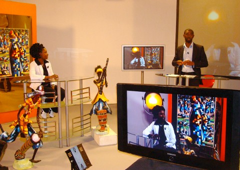 In de studio van Canal France International: «Rhode Makoumbou et le présentateur de l'émission Ephrem Youkpo.»
