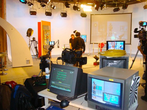 In de studio van Canal France International: «Une vue du studio d'enregistrement, avant l'arrivée de Rhode Makoumbou.»