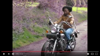 Voir la vidéo “Rhode Makoumbou à moto” sur YouTube
