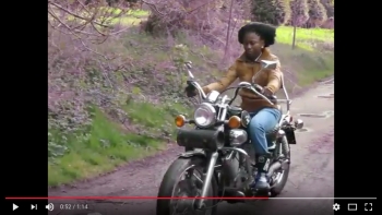 Bekijk de video “Rhode Makoumbou à moto” op YouTube