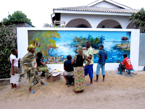 24 août 2012 › La famille et les voisins assistent à la création de la fresque murale «Le village de pêcheurs» réalisée par Rhode Makoumbou.