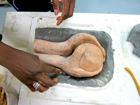 01 november 2012 › Première étape du moulage du trophée réalisé par Rhode Makoumbou pour le RICE (Réseau International des Congolais de l'Extérieur).