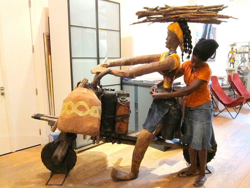 09 septembre 2010 › Réalisation de la sculpture «La tchukudienne de Brazzaville».