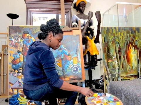 29 septembre 2012 › Rhode Makoumbou dans le calme de son atelier.