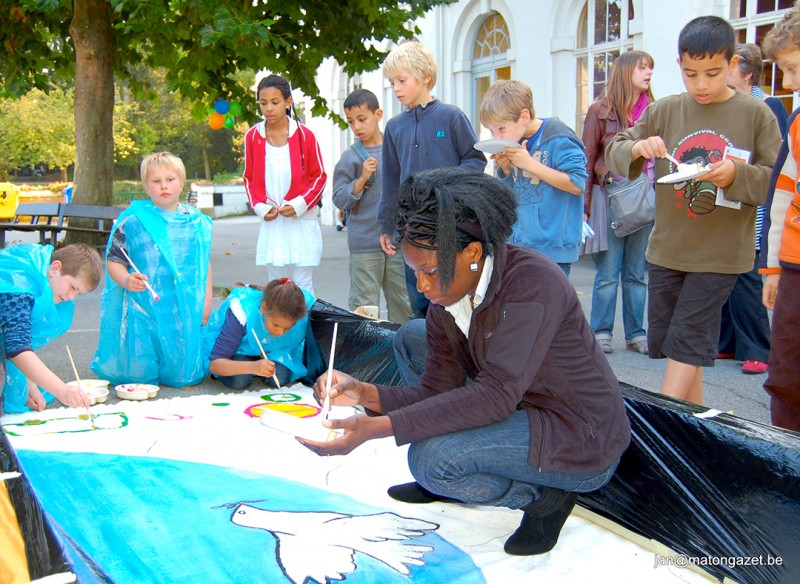08 oktober 2010 › Rhode Makoumbou et les élèves de l'École communale d'Ixelles réalisant une peinture intitulée «Un pas vers la Paix».