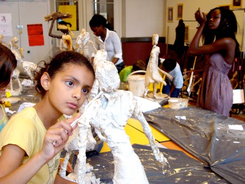 02 juillet 2008 › Stage d'initiation à la sculpture «Afrique vibrante», conduit par Rhode Makoumbou et proposé aux enfants.