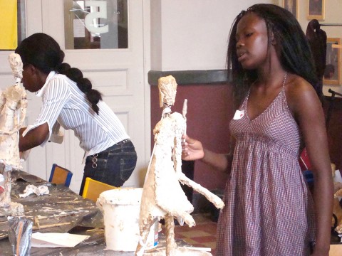 02 juillet 2008 › Stage d'initiation à la sculpture «Afrique vibrante», dirigé par Rhode Makoumbou et ouvert aux enfants.