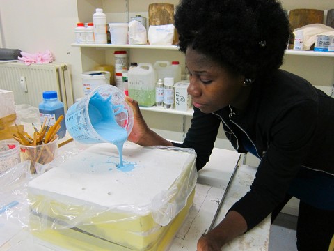 Travail de moulage du trophée réalisé par Rhode Makoumbou pour le Réseau International des Congolais de l'Extérieur (RICE)