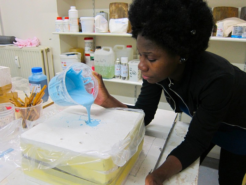 02 novembre 2012 › Travail de moulage du trophée réalisé par Rhode Makoumbou pour le Réseau International des Congolais de l'Extérieur (RICE).