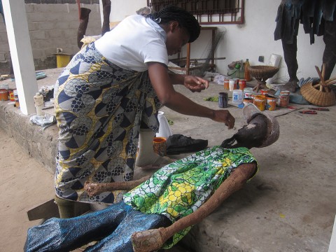 01 octobre 2016 › Travail sur une sculpture en vue d'une exposition prévue à l'Institut français du Congo (IFC).