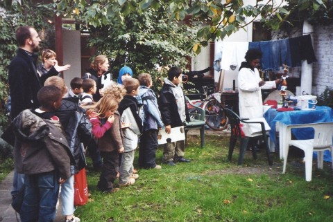 Visite d'une école primaire dans l'atelier de Rhode Makoumbou