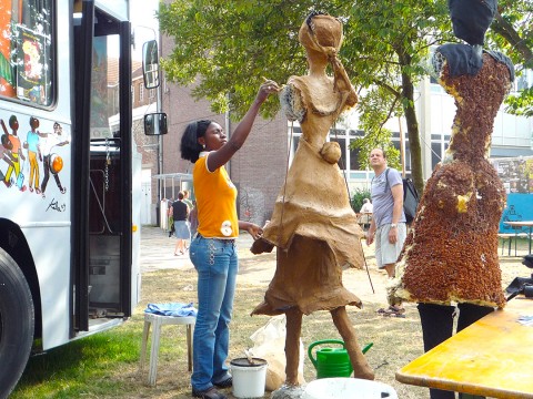 24 juillet 2010 › Workshop conduit par Rhode Makoumbou et organisé par la Galerie Tse-Tse Art.