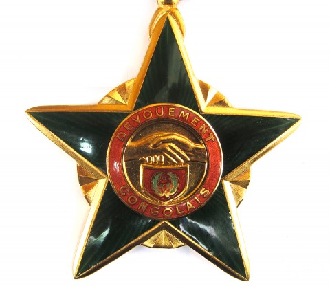 Détail de la médaille de l'Ordre du Dévouement Congolais décernée à Rhode Makoumbou par le Président de la République